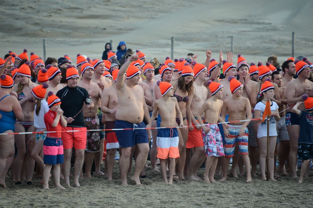 ../Images/Nieuwjaarsduik Nederzandt 2015 043.jpg